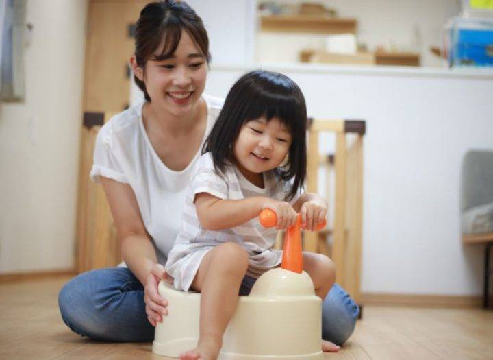 mother and toddler potty traning